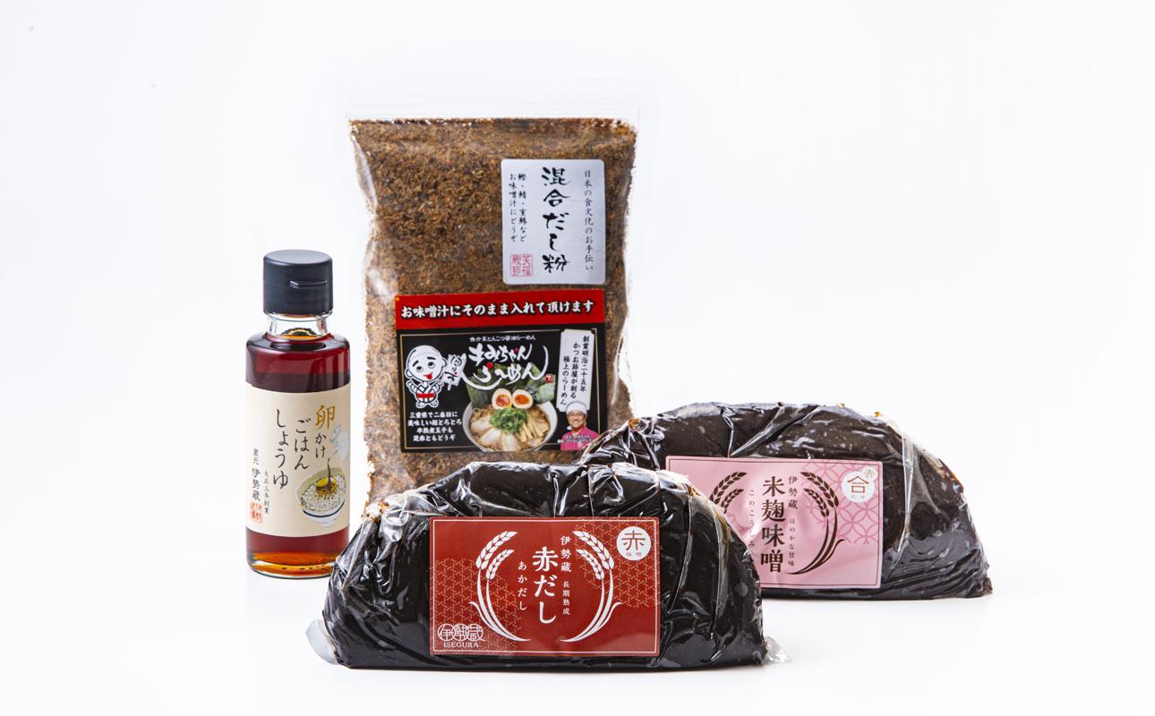 プラスティックやステンレスの桶とは異なる、「百年木桶」ならではの味わいを。創業100年以上続く、希少な木桶仕込みの究極の味噌と創業明治25年 福鰹屋の混合だしでつくる究極の味噌汁セット（赤だし500g、米麹味噌500g、混合だし粉150g、卵かけごはんしょうゆ100ml）【天然醸造、おすすめ、人気、プレミアム、高評価、詰め合わせ、ギフト、国産、調味料、料理、三重県、四日市市、ふるさと納税、ANAのふるさと納税】