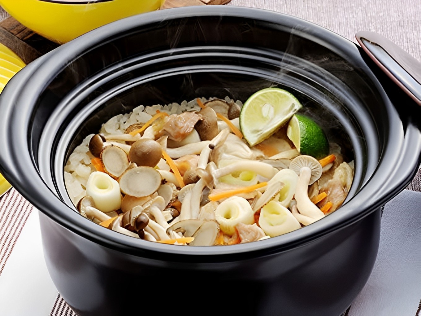 【萬古焼（ばんこやき）】割烹ごはんを自宅で簡単に。沸騰したら火を消して20分待つだけで、粒立ちのよい美味しいごはん！萬古焼 銀峯陶器 菊花ごはん土鍋 2合炊き