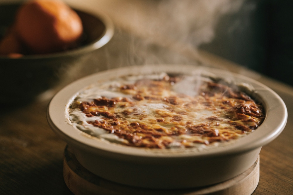 PETARI Shallow Pot　18cm Igneous Rock（ベージュ）G.M.P 【 グッドデザイン賞受賞 陶器製 万能調理土鍋 鍋 土鍋 平鍋 浅鍋 電子レンジ可 キッチン雑貨 新生活 ギフト プレゼント 三重県 四日市市】 ベージュ 18cm