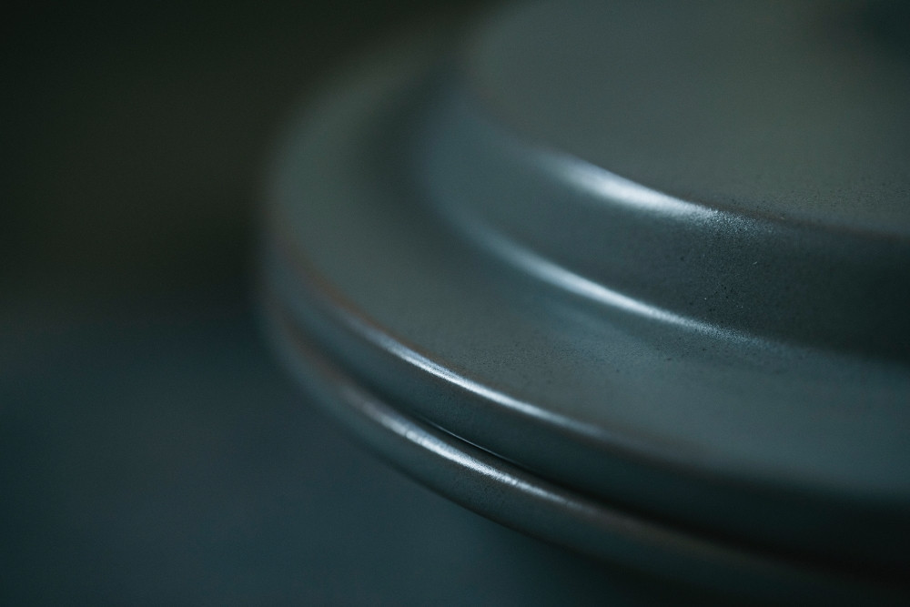 PETARI Shallow Pot　30cm Jet Black（ブラック）G.M.P 【 グッドデザイン賞受賞 陶器製 万能調理土鍋 鍋 土鍋 平鍋 浅鍋 電子レンジ可 キッチン雑貨 新生活 ギフト プレゼント 三重県 四日市市】 ブラック 30cm