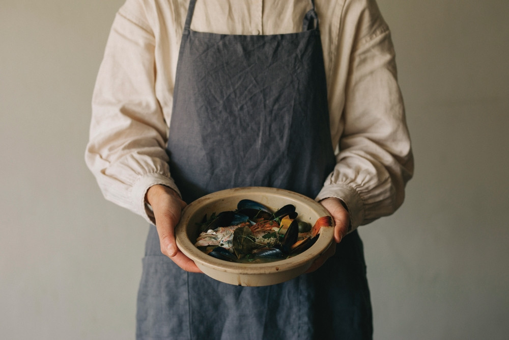 PETARI Shallow Pot　30cm Igneous Rock（ベージュ）G.M.P 【 グッドデザイン賞受賞 陶器製 万能調理土鍋 鍋 土鍋 平鍋 浅鍋 電子レンジ可 キッチン雑貨 新生活 ギフト プレゼント 三重県 四日市市】 ベージュ 30cm