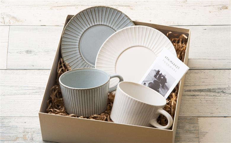 【萬古焼（ばんこやき）】４ｔｈ-ｍａｒｋｅｔプラートカップ＆ソーサーギフト２客セット　4th-market 食器 カップ ソーサー ギフト カフェ 陶器 陶磁器 テーブルウエア 皿 セット 日本製 ティーカップ コーヒーカップ 贈答 贈答品 プレゼント おしゃれ かわいい 結婚祝 出産祝 誕生日 普段使い 手作り 雑貨 伝統工芸 白 グレー シンプル