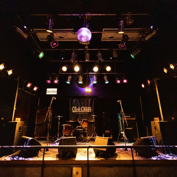 有名アーティスト出演多数の「Club Chaos（クラブケイオス）」のステージで、プロ仕様の音響・照明・スモーク・マルチアングルカメラでバンド演奏＋一日撮影、本格編集のPVを作成【プロフェッショナルバージョン】