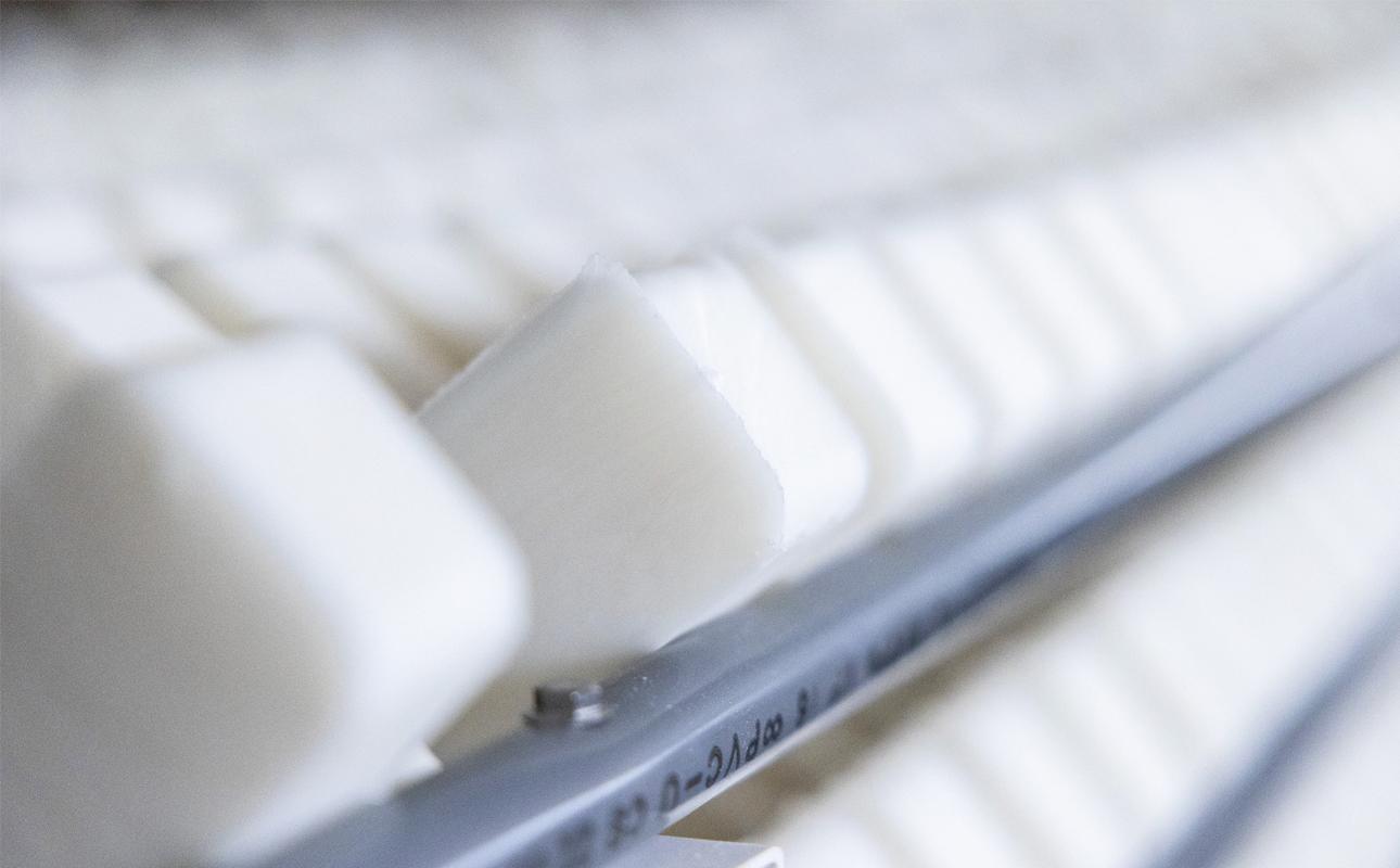 四日市認定地場特産品【泗水十貨店（しすいじっかてん）】オリブ透明石けん　川村養蜂場のハチミツ配合　手提げ袋付き【無添加 純石鹼　暁石鹸 石鹼 職人こだわり製法 石けん せっけん 石鹸 ソープ フェイスウォッシュ メイク落とし 無添加 天然 自然派 ナチュラル 肌にやさしい 敏感肌 三重県 四日市 ふるさと納税】