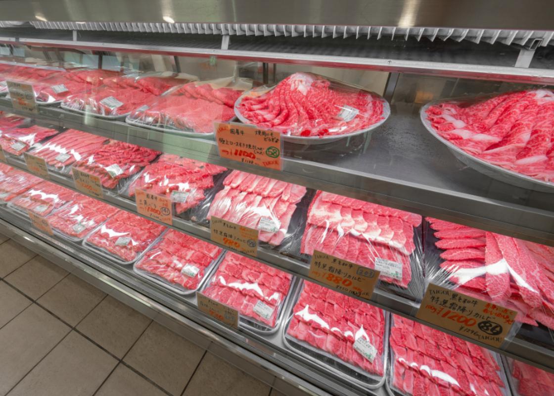焼肉大剛。豊富に揃った極上肉が並ぶ、清潔感のある精肉コーナー。
