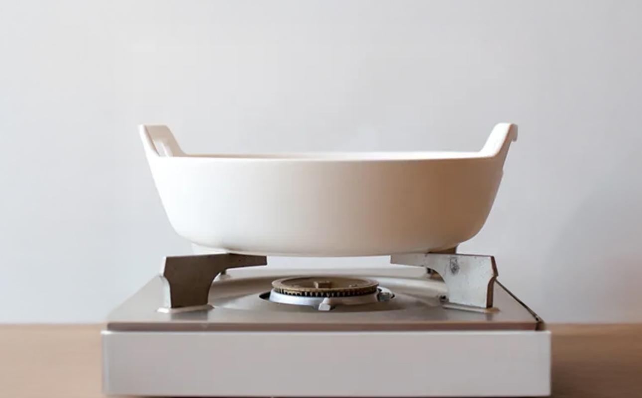 【萬古焼（ばんこやき）】スタイリッシュな浅型円形デザインの西洋土鍋 4th-market  ロティ グリルキャセロール 赤1個【鍋、土 鍋、煮物、スープ、万能、肉料理、魚料理、焼野菜、おしゃれ、かわいい、結婚祝、出産祝、セット、贈答、普段使い、手作り、冬、煮込み、一人用、家庭用、一人暮らし、家族、ファミリー、新生活、スープ、三重県 四日市市 ふるさと納税】 赤