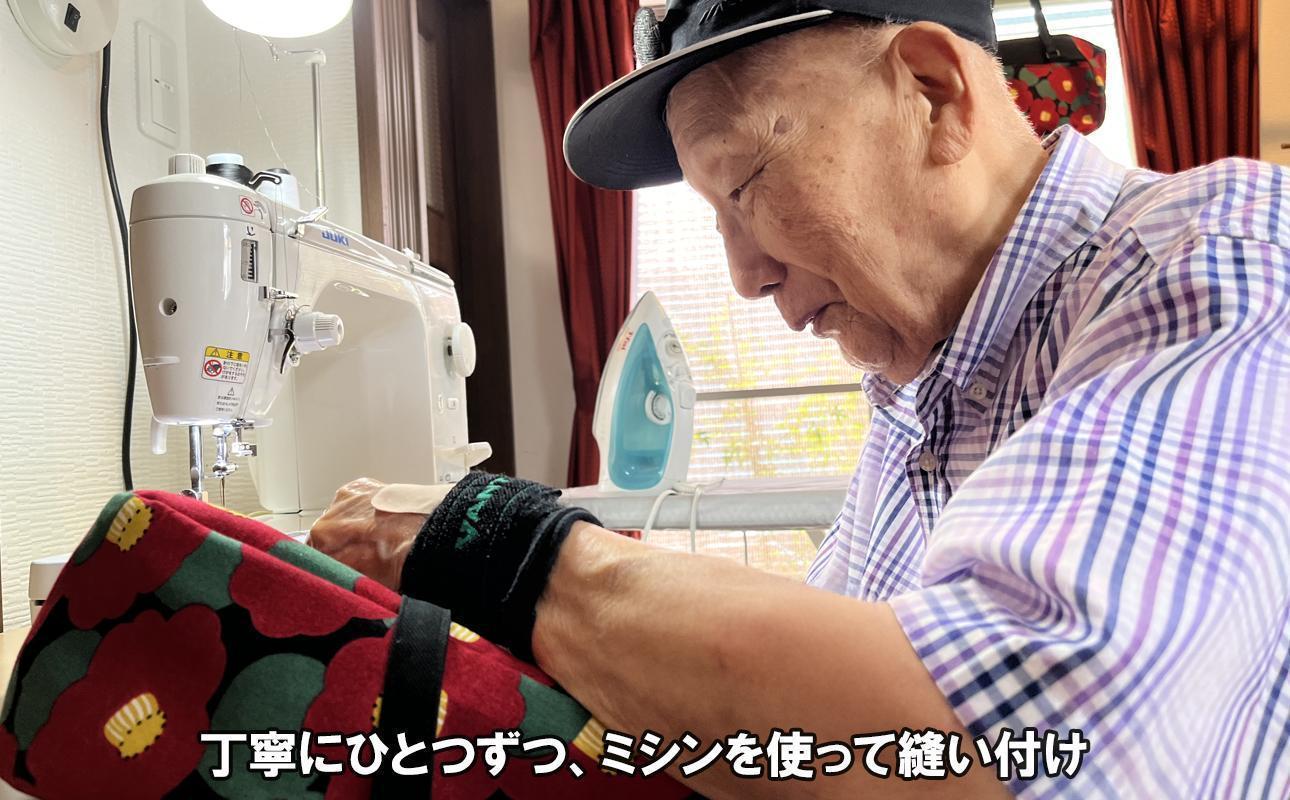 熟練の技術でバッグを仕立てる、まーじいさんの作業風景。