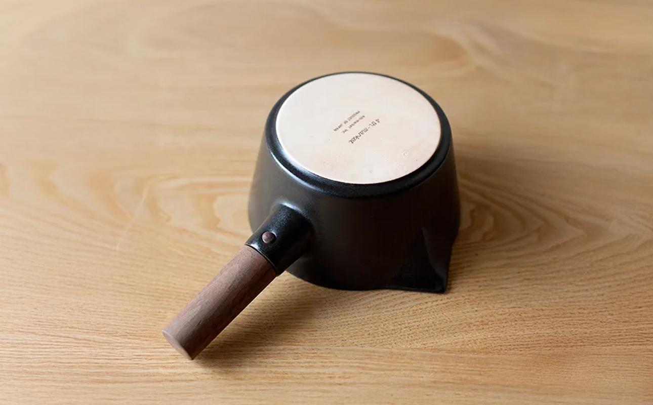 【萬古焼（ばんこやき）】コロンとかわいいフォルムで使い勝手の良いミルクパン 4th-market リコッタ　ミルクパン　蓋つき 白 1個【鍋、土鍋、煮物、スープ、万能、おしゃれ、かわいい、結婚祝、出産祝、セット、贈答、普段使い、手作り、冬、煮込み、一人用、家庭用、一人暮らし、家族、ファミリー、新生活、スープ、三重県 四日市市 ふるさと納税】 白 白