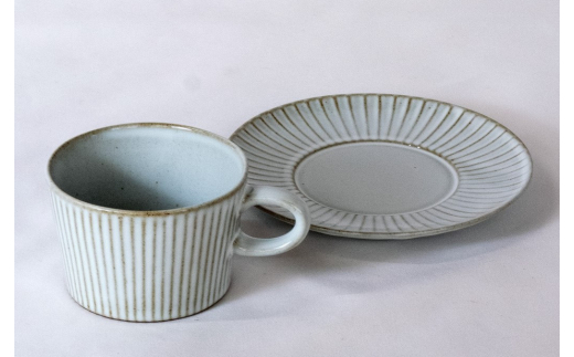 【萬古焼（ばんこやき）】４ｔｈ-ｍａｒｋｅｔプラートカップ＆ソーサーギフト２客セット　4th-market 食器 カップ ソーサー ギフト カフェ 陶器 陶磁器 テーブルウエア 皿 セット 日本製 ティーカップ コーヒーカップ 贈答 贈答品 プレゼント おしゃれ かわいい 結婚祝 出産祝 誕生日 普段使い 手作り 雑貨 伝統工芸 白 グレー シンプル