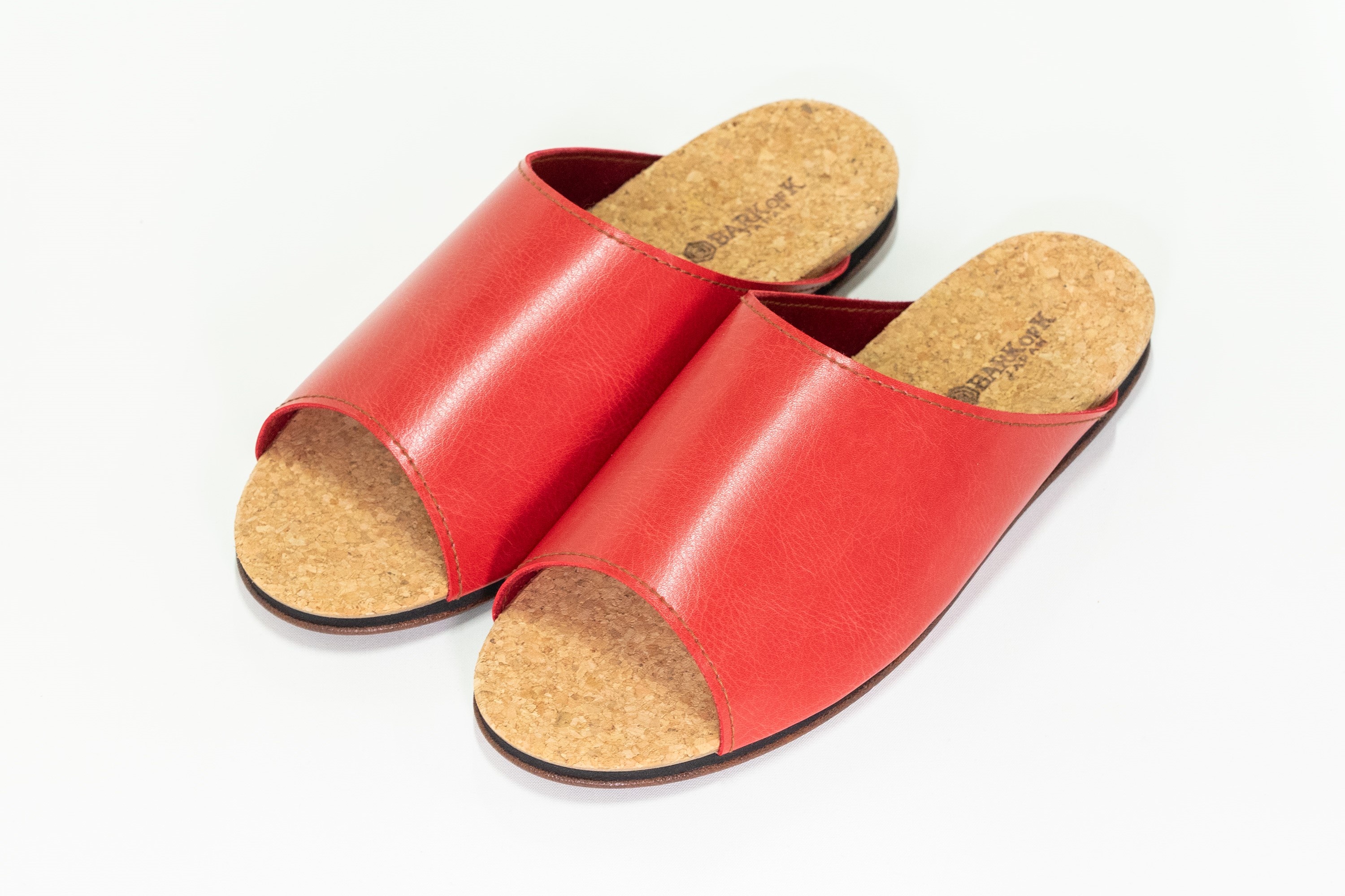 Made in Japanの高品質　ルームシューズの理想形。天然素材、静音性、高反発クッションで足にやさしい、 コルクでむれにくい、来客時も合成皮革とシンプルカラーのデザインで、さりげないセンスを！ 「バークオブケイ」コルクルームシューズ（Ｍ・25.0cm・ブラウン） レッド Ｍサイズ
