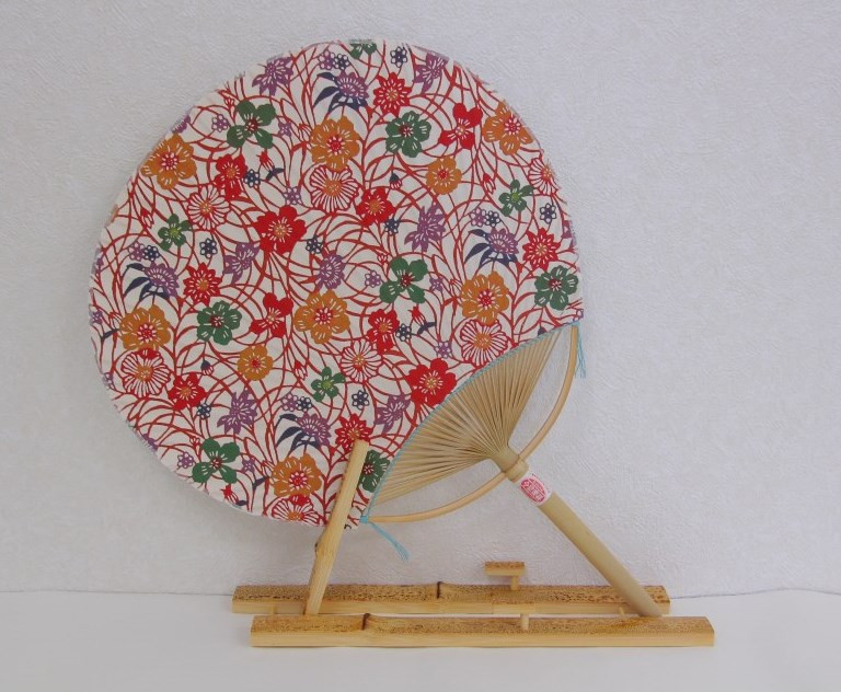 日永うちわ　伊勢木綿　菊づくし（中）うちわ立て付 中