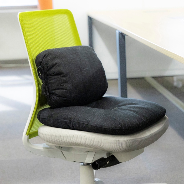 「現代の名工」日本一の布団職人がつくったPC座布団。長時間のPC作業でも腰が痛くならないよう背中のS字を保ちやすくする。天然素材「綿100％」の手づくり座布団。【ブラック】ふとん工房ねむねむ ブラック