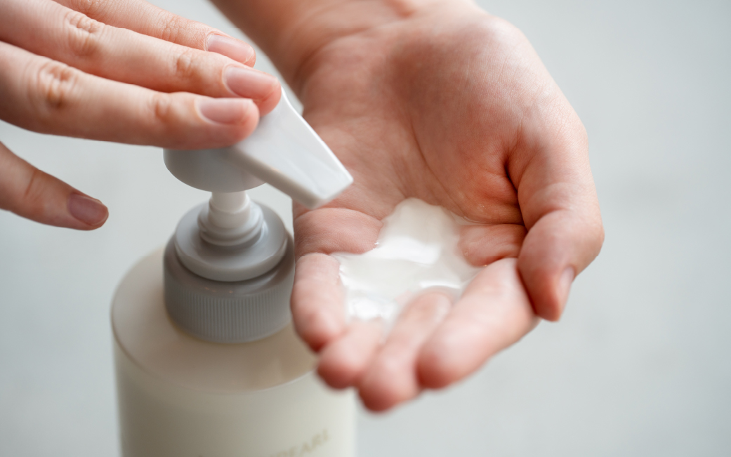 1529　ムーンパール　モイスチャー　ヘアケアセット ミキモトグループ 御木本製薬 老舗化粧品会社 ムーンパール 2点セット　シャンプー トリートメント 伊勢製造 伊勢志摩産真珠成分（保湿成分） 伊勢志摩産海藻成分（保湿成分） 伊勢の水 超純水 ノンシリコン パラベンフリー ホテルアメニティ 各400ml フローラルの香り うるおい ツヤ 髪と地肌 エイジングケア