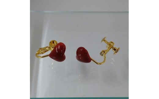 1062珊瑚イヤリング・ハート