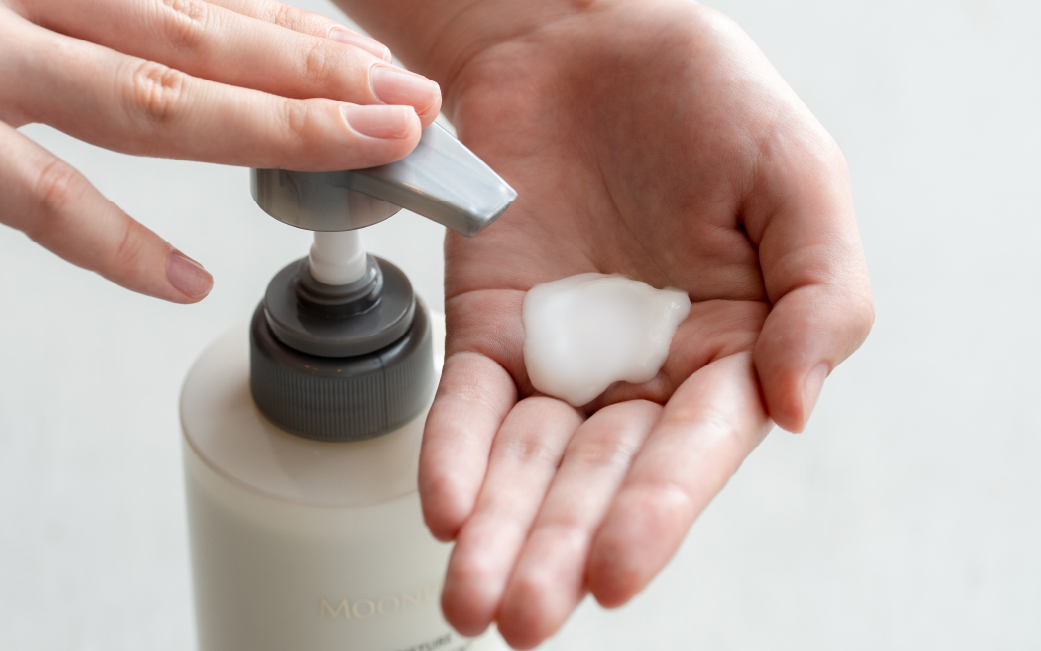 1529　ムーンパール　モイスチャー　ヘアケアセット ミキモトグループ 御木本製薬 老舗化粧品会社 ムーンパール 2点セット　シャンプー トリートメント 伊勢製造 伊勢志摩産真珠成分（保湿成分） 伊勢志摩産海藻成分（保湿成分） 伊勢の水 超純水 ノンシリコン パラベンフリー ホテルアメニティ 各400ml フローラルの香り うるおい ツヤ 髪と地肌 エイジングケア