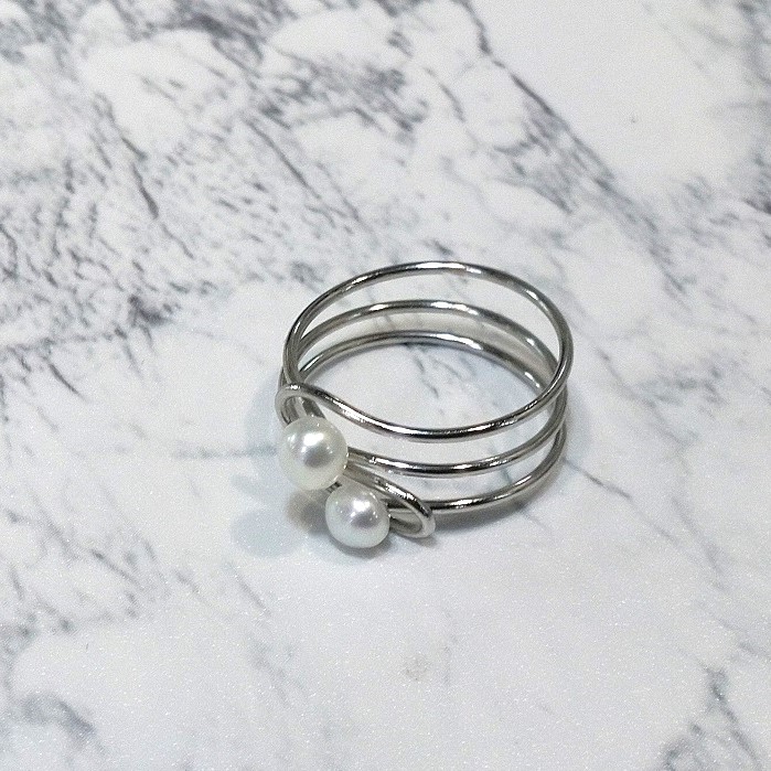 1793　リング・ダブルパール（ボタン）銀色　真珠 指輪 アクセサリー 母の日のプレゼント キュートなリング カジュアルアクセサリー 装飾品 オシャレアイテム クリスマスプレゼント 淡水パール 愉しい贈り物 ポピュラーアクセサリー 自分へのご褒美 ピッタリフィット