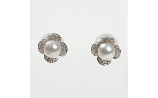 1635　K14WGあこや本真珠ピアス　プチフラワー　3mmUP