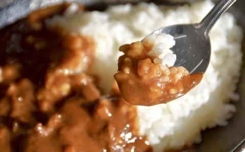 【1-318】権現米（コシヒカリ）と松阪牛カレーのセット【2人前】おやつ付き