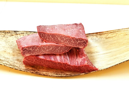 【3.4-5】松阪牛極上霜降りカルビ焼肉用500ｇ焼肉のたれ付　極上の柔らかさ 化粧箱入り（柔らかい 松坂牛 松阪肉 高級ブランド牛 バラ ハネシタ 三角バラ 焼き肉 自宅用 贈答品 ギフトA4 A5 特産松阪牛 お歳暮 お中元 牛肉 とろける 和牛 黒毛和牛 三重県）