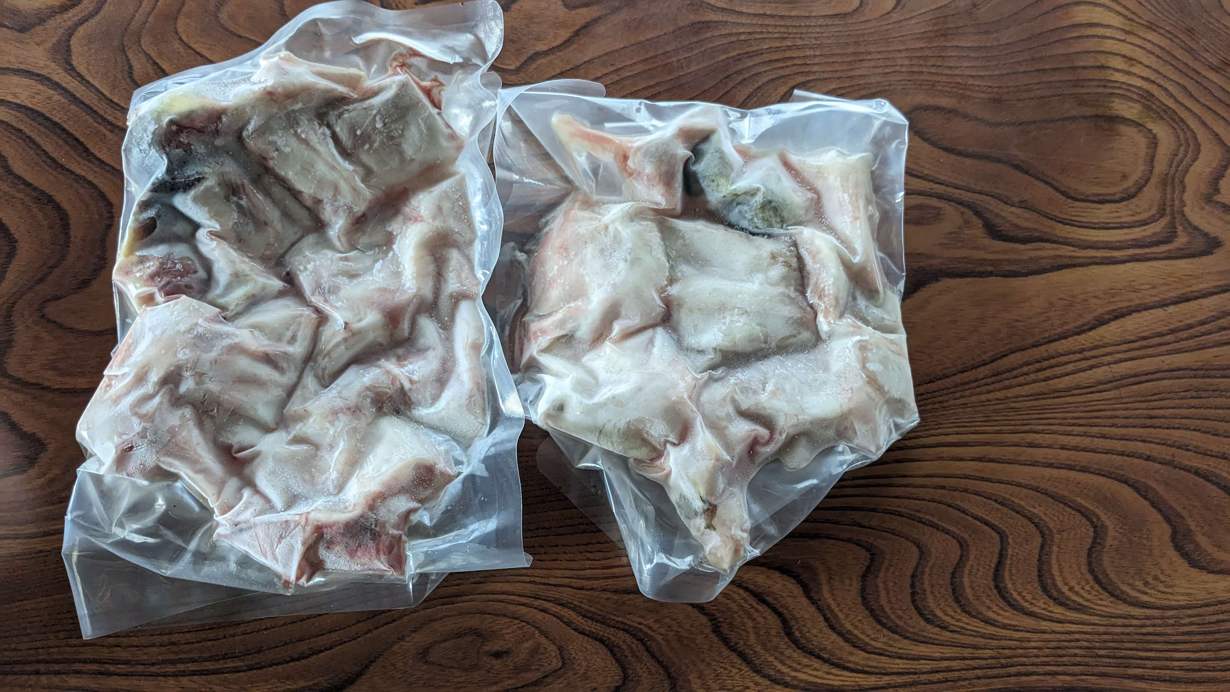 【1.1-11】お鍋や唐揚げなど用途たくさん！「とらふぐあら」と「ひれ」セット（2匹分）