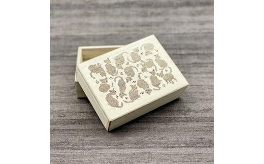伊勢型紙文様の宝箱＜縁起ねこ＞卓上を飾る小箱　収納　卓上整理