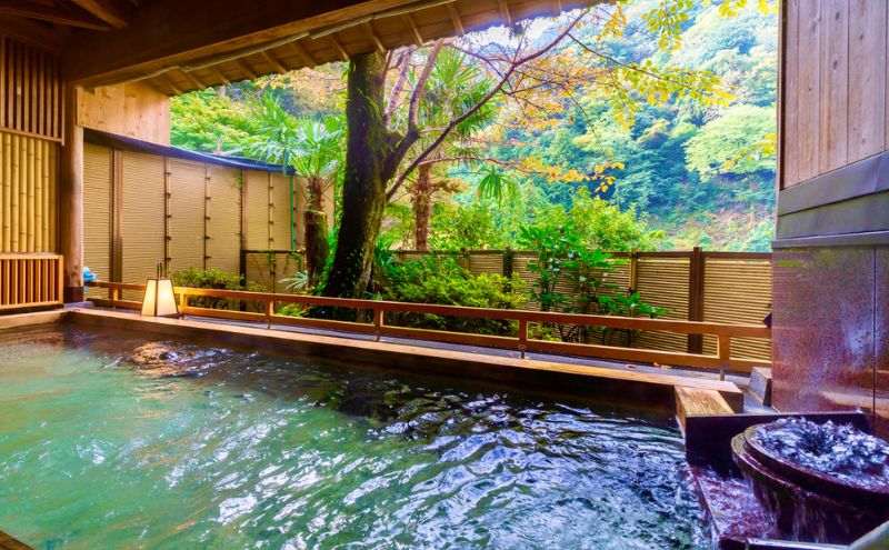 伊賀のかくれ宿 赤目温泉隠れの湯 対泉閣で使える　100,000円分宿泊ギフト券（赤目四十八滝招待券 2名様分付き）