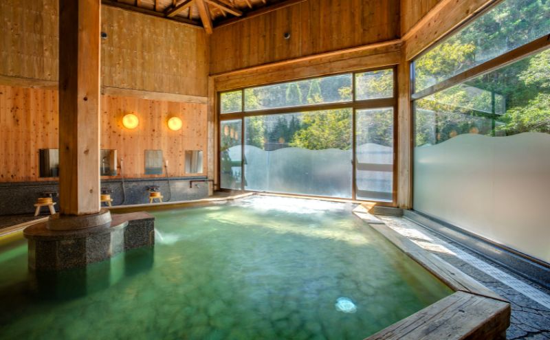 自然に包まれた天然温泉と純和風造りの閑静なたたずまいの一軒宿でいただくペアお食事券（赤目四十八滝招待券〈夜間ライトアップも楽しめる2名様分〉付き）