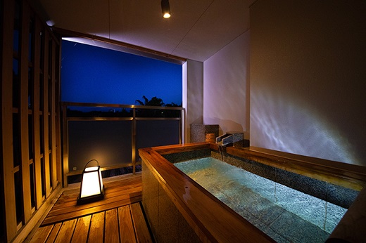 Q-28伊勢志摩の絶景 鳥羽グランドホテル TV「どっちの料理ショー」出演の料理プロデューサーによる　”伊勢海老・鮑・松阪牛”特別料理と露天風呂付特別室で過ごす　平日限定お部屋食ペア宿泊プラン