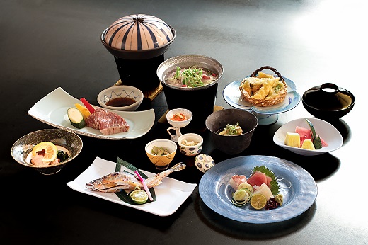 入鹿温泉ホテル瀞流荘ペア宿泊券 一泊二食付きB 1泊2食 温泉 世界遺産 熊野古道 温泉 会席料理 和食 宿泊 ペア 夫婦 カップル 記念日 敬老の日 プレゼント 三重県 熊野市 熊野【irsi0002】