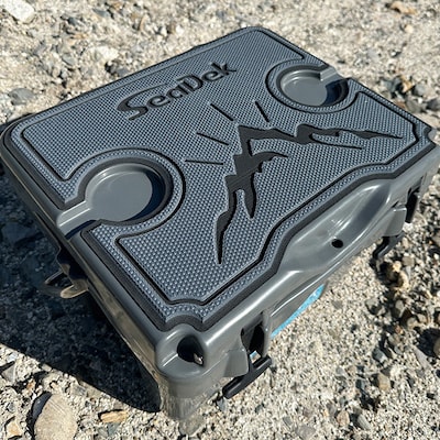 オリジナルマット(SeaDek)付ハードクーラーボックス　(サイズ:15L)　カラー:ダークグレイ