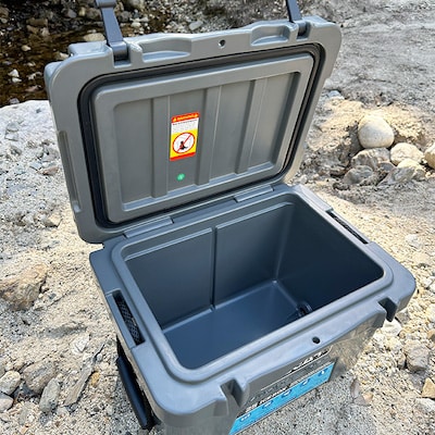 オリジナルマット(SeaDek)付ハードクーラーボックス　(サイズ:25L)　カラー:ダークグレイ