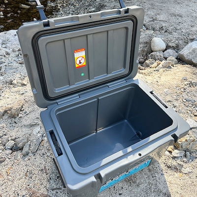 オリジナルマット(SeaDek)付ハードクーラーボックス　(サイズ:35L)　カラー:ダークグレイ