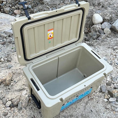 オリジナルマット(SeaDek)付ハードクーラーボックス　(サイズ:45L)　カラー:タン