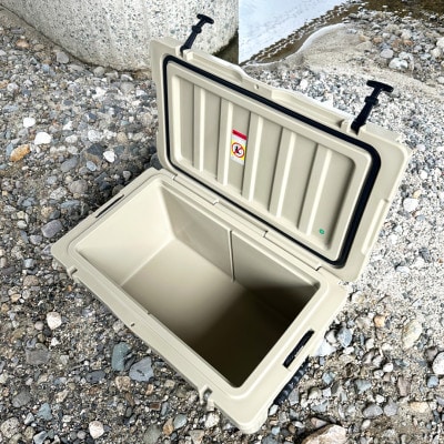 オリジナルマット(SeaDek)付ハードクーラーボックス　(サイズ:65L)　カラー:タン