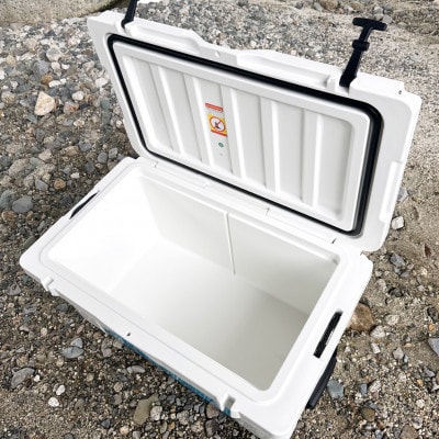 オリジナルマット(SeaDek)付ハードクーラーボックス　(サイズ:65L)　カラー:ホワイト