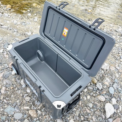 オリジナルマット(SeaDek)付ハードクーラーボックス　(サイズ:75L)　カラー:ダークグレイ