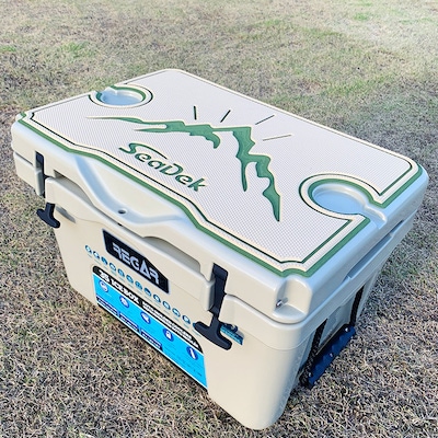 オリジナルマット(SeaDek)付ハードクーラーボックス　(サイズ:35L)　カラー:タン