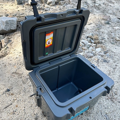 オリジナルマット(SeaDek)付ハードクーラーボックス　(サイズ:15L)　カラー:ダークグレイ