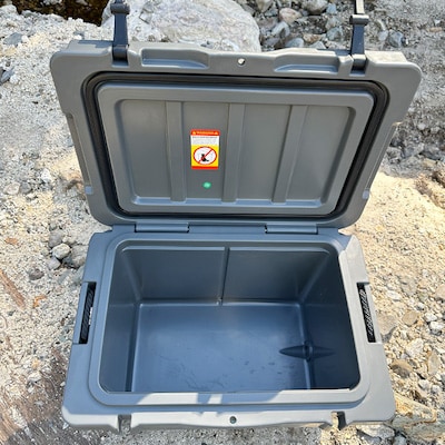 オリジナルマット(SeaDek)付ハードクーラーボックス　(サイズ:35L)　カラー:ダークグレイ