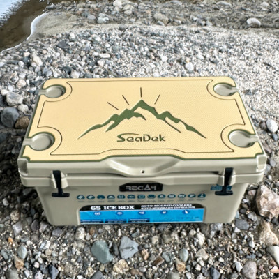 オリジナルマット(SeaDek)付ハードクーラーボックス　(サイズ:65L)　カラー:タン