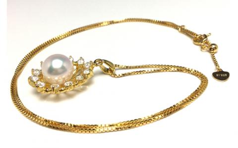 老舗の真珠専門店・高品質アコヤ真珠ペンダント9.0～9.5ミリ　45cm（調整可能）（ゴールド色）*