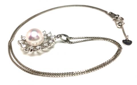 老舗の真珠専門店・高品質アコヤ真珠ペンダント9.0～9.5ミリ　45cm（調整可能）（シルバー色）