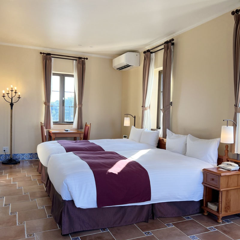 志摩地中海村「ラグジュアリースイート」ペア1泊2食付券（コース料理）／伊勢志摩 伊勢 志摩 三重 東海 近畿 旅行 旅行券 チケット 宿泊券 宿泊 ペア宿泊券 1泊2食 コース料理 朝食バイキング 地中海 ホテル スイート 泊まる 景観 温泉 スパ カップル 夫婦 家族 いせ しま りょこう 300000円 30万円 三十万円