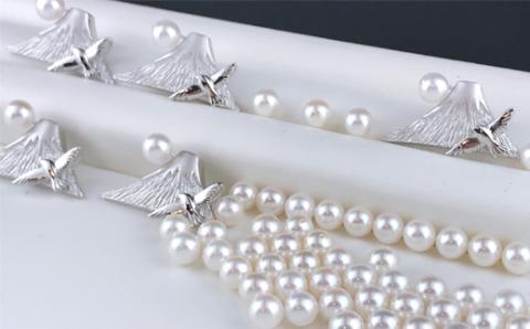 「1富士2鷹3なすび」ピンブローチ / あこや真珠 ブローチ ピンブローチ 真珠 パール 伊勢志摩 志摩 アクセサリー 富士 鷹 なすび ギフト プレゼント クリスマス 父の日 〔040-36〕