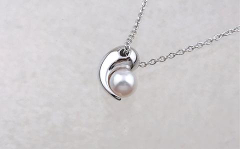 神宮・勾玉ペンダント / あこや ネックレス ペンダント 真珠 伊勢志摩 志摩 アクセサリー ギフト パール 母の日 ホワイトデー クリスマス 〔050-68〕