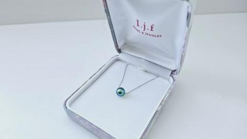 鮮やかなブルーグリーンの輝き、プラチナパールﾍﾟﾝﾀﾞﾝﾄ　/　あこや ペンダント プラチナ 真珠 伊勢志摩 珠数 志摩 アクセサリー ギフト パール 母の日 ホワイトデー クリスマス 入学式 冠婚葬