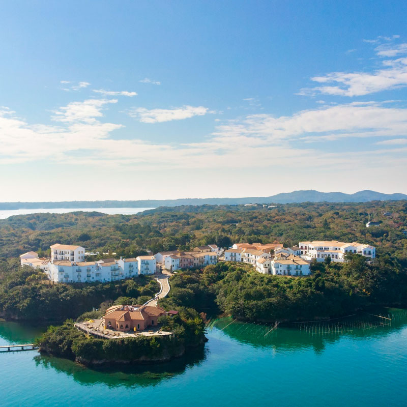 志摩地中海村 「ヴィラスイート」 ペア 1泊2食付 券 （コース料理） ／ 伊勢志摩 伊勢 志摩 旅行 旅行券 チケット 宿泊券 宿泊 ペア宿泊券 1泊2食 コース料理 バイクング 地中海 ホテル スーペリアツイン ダブルルーム 平日 限定 ヴィラ カップル 夫婦 家族 いせ しま りょこう 300000円 30万円 三十万円