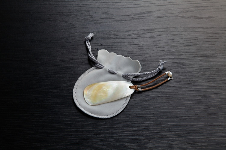 真珠 パール 靴べら 貝 貝殻 三重県 伊勢志摩 志摩 志摩市 プレゼント ギフト 誕生日 貝細工 真珠貝 アコヤ真珠 アコヤ貝 アコヤ コンパクト 小さい 持ち運び 携帯 20000円 2万円 二万円 / 真珠付白蝶貝の靴べら