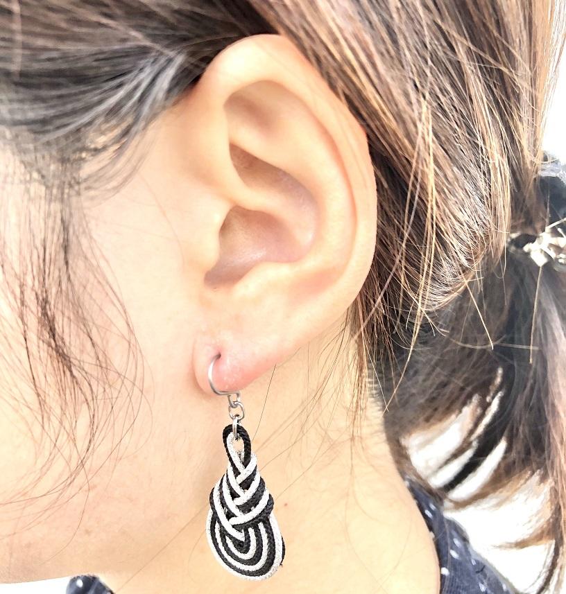 組紐チタンピアスみょうが黒銀