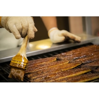 【2023年10月下旬発送】木曽岬産「木曽三川うなぎ」240g蒲焼3枚各60g+きざみ1パック60g【配送不可地域：離島】